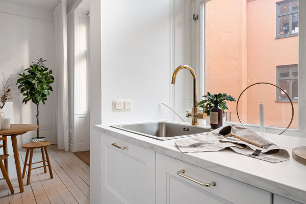 Маленькая белая квартира-студия со спрятанной спальней (34 кв. М) Маленькая белая квартира-студия со спрятанной спальней (34 кв. М)