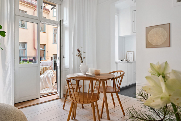 Маленькая белая квартира-студия со спрятанной спальней (34 кв. М) Маленькая белая квартира-студия со спрятанной спальней (34 кв. М)