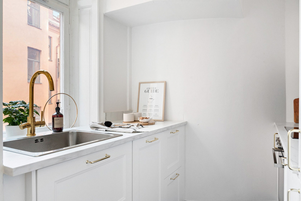 Маленькая белая квартира-студия со спрятанной спальней (34 кв. М) Маленькая белая квартира-студия со спрятанной спальней (34 кв. М)