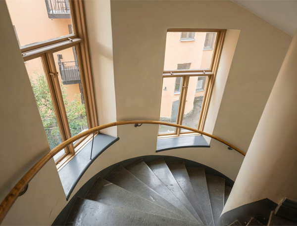 Маленькая белая квартира-студия со спрятанной спальней (34 кв. М) Маленькая белая квартира-студия со спрятанной спальней (34 кв. М)