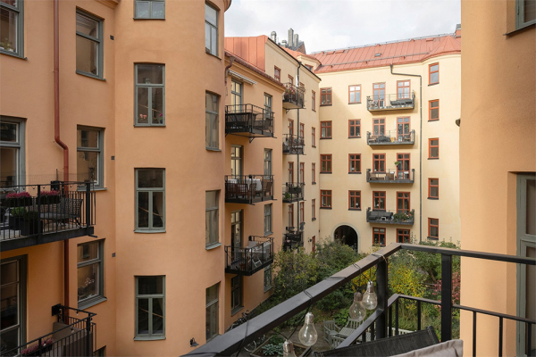 Маленькая белая квартира-студия со спрятанной спальней (34 кв. М) Маленькая белая квартира-студия со спрятанной спальней (34 кв. М)