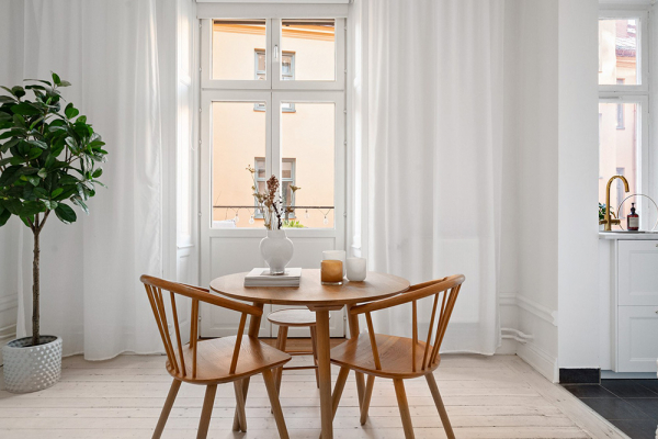 Маленькая белая квартира-студия со спрятанной спальней (34 кв. М) Маленькая белая квартира-студия со спрятанной спальней (34 кв. М)