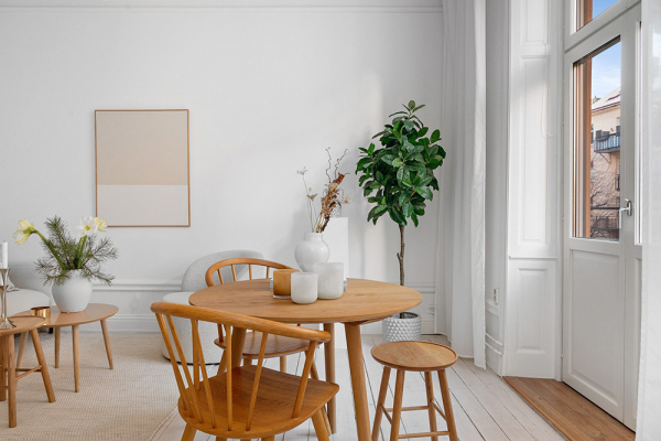 Маленькая белая квартира-студия со спрятанной спальней (34 кв. М) Маленькая белая квартира-студия со спрятанной спальней (34 кв. М)