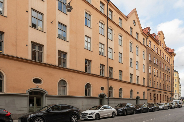 Маленькая белая квартира-студия со спрятанной спальней (34 кв. М) Маленькая белая квартира-студия со спрятанной спальней (34 кв. М)