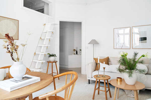 Маленькая белая квартира-студия со спрятанной спальней (34 кв. М) Маленькая белая квартира-студия со спрятанной спальней (34 кв. М)