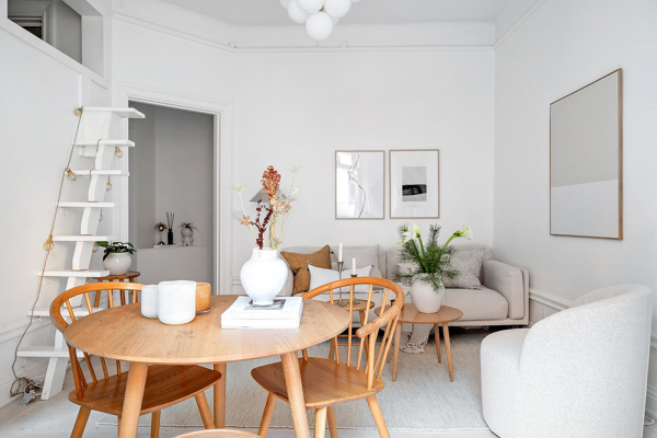 Маленькая белая квартира-студия со спрятанной спальней (34 кв. М) Маленькая белая квартира-студия со спрятанной спальней (34 кв. М)