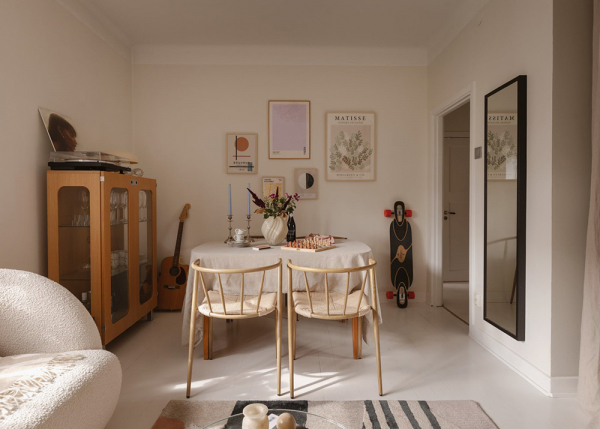 Маленький и нежный интерьер в стокгольме со спальней за шторкой (33 кв. М)