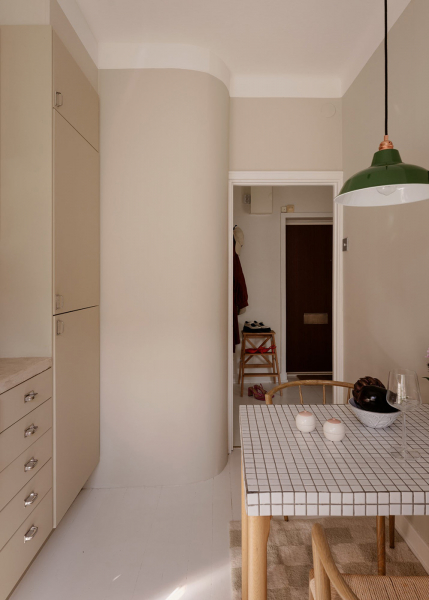 Маленький и нежный интерьер в стокгольме со спальней за шторкой (33 кв. М)