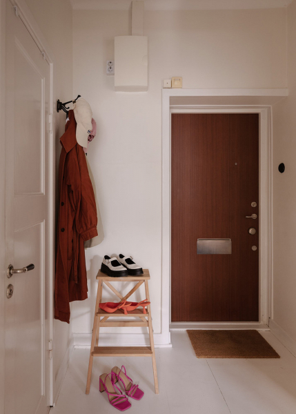 Маленький и нежный интерьер в стокгольме со спальней за шторкой (33 кв. М)