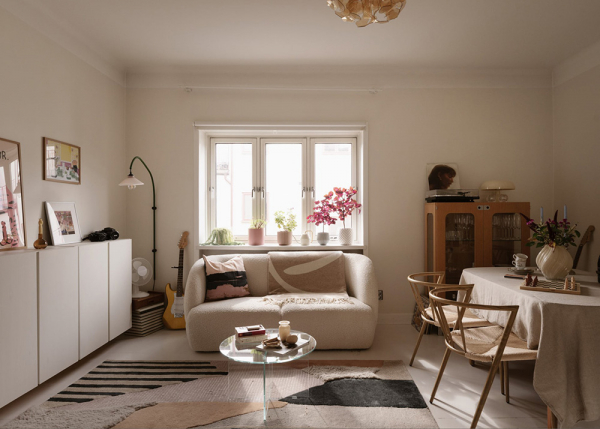 Маленький и нежный интерьер в стокгольме со спальней за шторкой (33 кв. М)