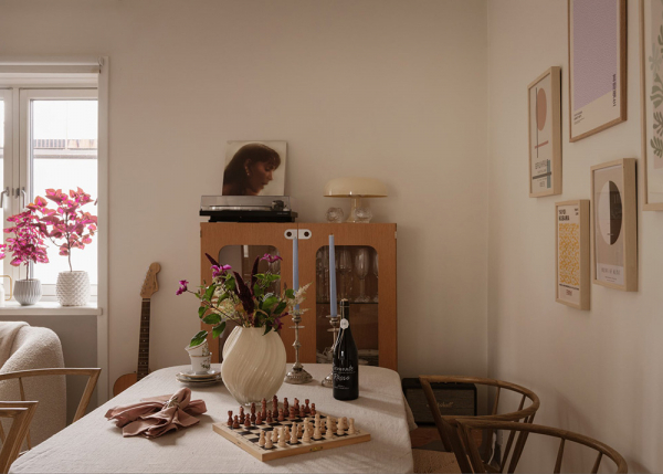 Маленький и нежный интерьер в стокгольме со спальней за шторкой (33 кв. М)