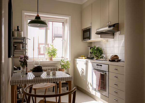 Маленький и нежный интерьер в стокгольме со спальней за шторкой (33 кв. М)