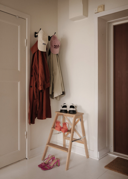 Маленький и нежный интерьер в стокгольме со спальней за шторкой (33 кв. М)