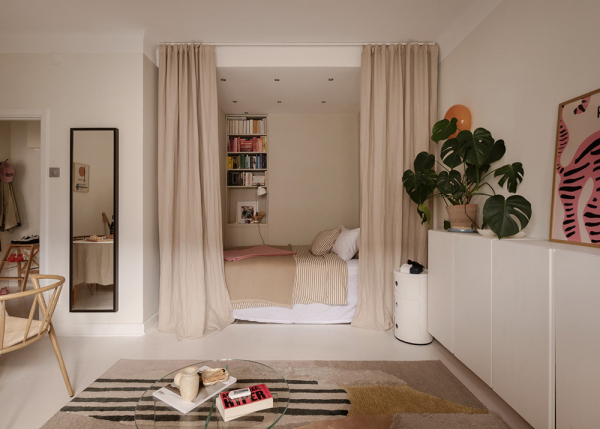 Маленький и нежный интерьер в стокгольме со спальней за шторкой (33 кв. М)