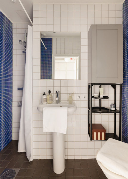 Маленький и нежный интерьер в стокгольме со спальней за шторкой (33 кв. М)