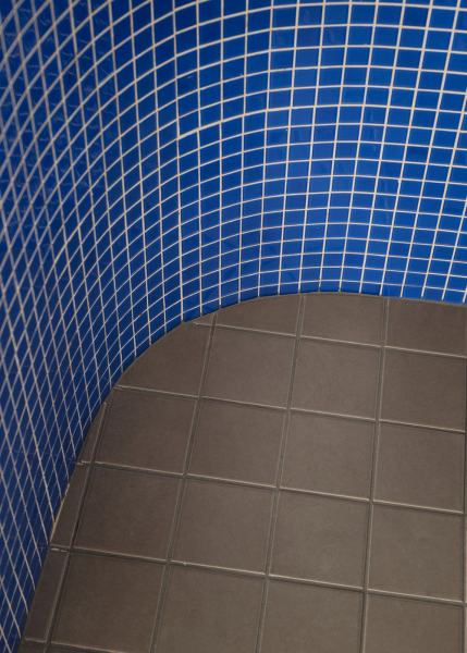 Маленький и нежный интерьер в стокгольме со спальней за шторкой (33 кв. М)