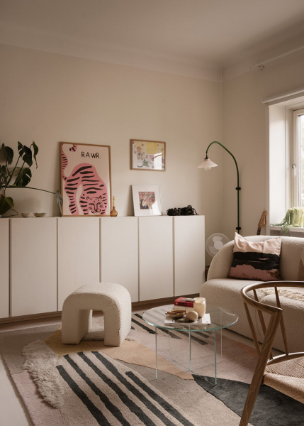 Маленький и нежный интерьер в стокгольме со спальней за шторкой (33 кв. М)