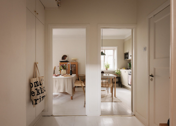 Маленький и нежный интерьер в стокгольме со спальней за шторкой (33 кв. М)