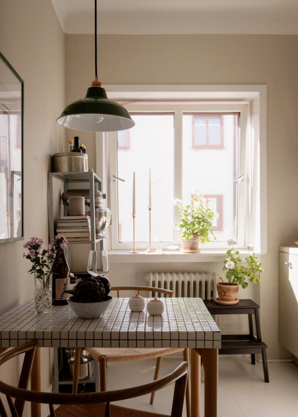 Маленький и нежный интерьер в стокгольме со спальней за шторкой (33 кв. М)