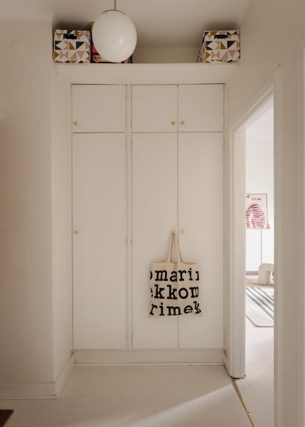 Маленький и нежный интерьер в стокгольме со спальней за шторкой (33 кв. М)