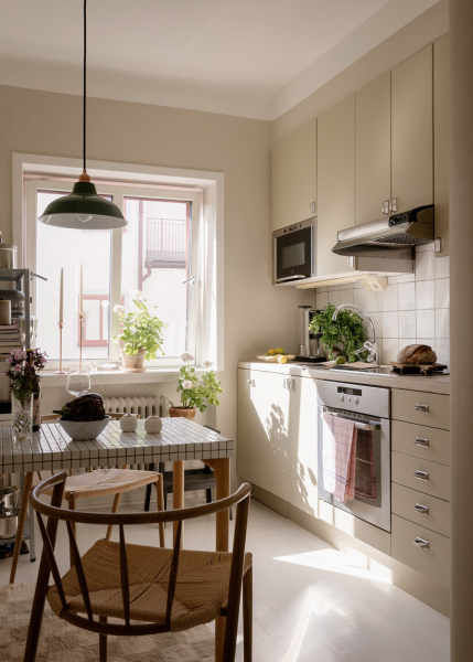 Маленький и нежный интерьер в стокгольме со спальней за шторкой (33 кв. М)