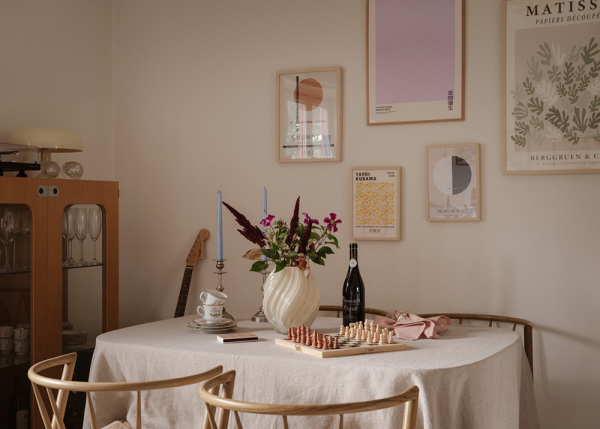 Маленький и нежный интерьер в стокгольме со спальней за шторкой (33 кв. М)