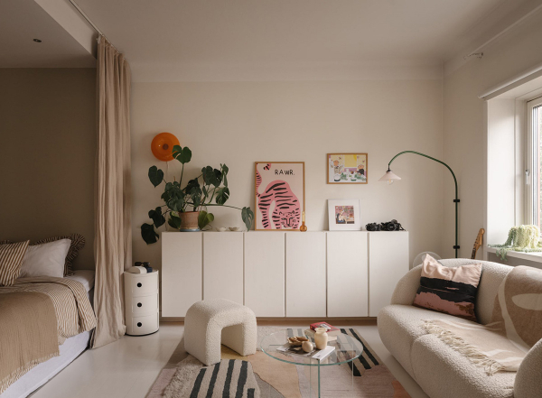 Маленький и нежный интерьер в стокгольме со спальней за шторкой (33 кв. М)