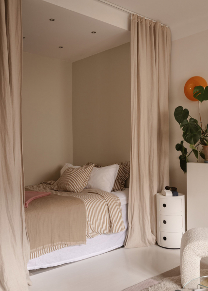 Маленький и нежный интерьер в стокгольме со спальней за шторкой (33 кв. М)