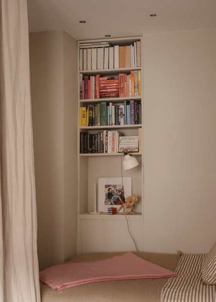 Маленький и нежный интерьер в стокгольме со спальней за шторкой (33 кв. М)