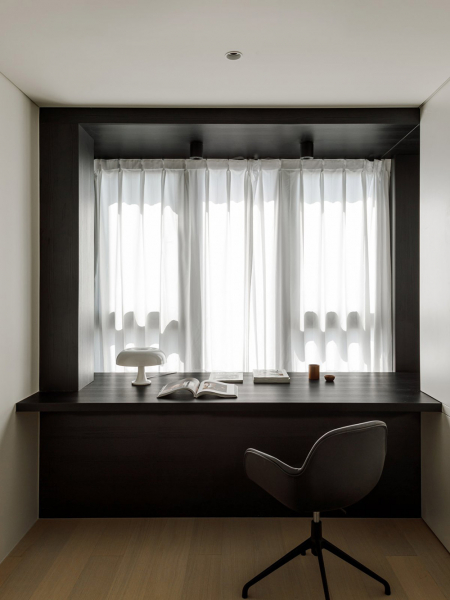 Модный минималистичный интерьер с тёмной мебелью в китае Модный минималистичный интерьер с тёмной мебелью в китае