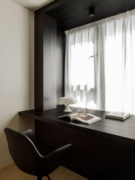 Модный минималистичный интерьер с тёмной мебелью в китае Модный минималистичный интерьер с тёмной мебелью в китае