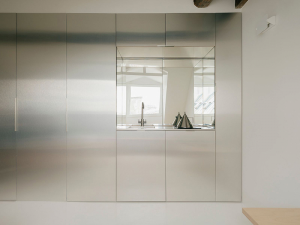 Невероятно маленькая квартира на чердаке в париже (18 кв. М)