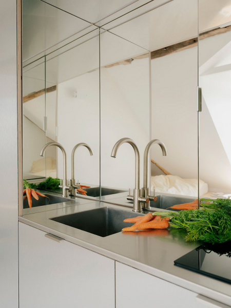 Невероятно маленькая квартира на чердаке в париже (18 кв. М)