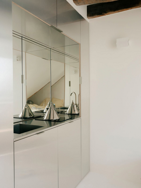 Невероятно маленькая квартира на чердаке в париже (18 кв. М)