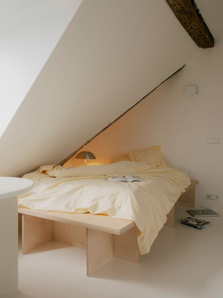 Невероятно маленькая квартира на чердаке в париже (18 кв. М)