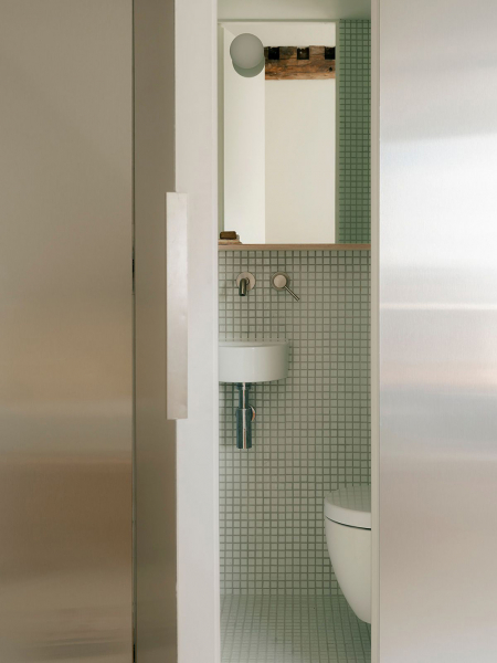 Невероятно маленькая квартира на чердаке в париже (18 кв. М)