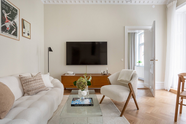 Открытая гостиная и пастельные тона: светлый и нежный интерьер в стокгольме (53 кв. М)