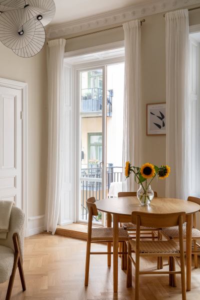 Открытая гостиная и пастельные тона: светлый и нежный интерьер в стокгольме (53 кв. М)