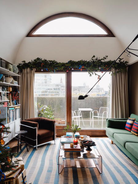 Праздничный интерьер в легендарном комплексе the barbican в лондоне Праздничный интерьер в легендарном комплексе the barbican в лондоне