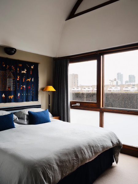 Праздничный интерьер в легендарном комплексе the barbican в лондоне Праздничный интерьер в легендарном комплексе the barbican в лондоне