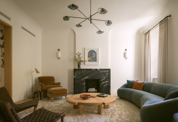 Современная лёгкость в интерьерах исторического таунхауса в бруклине Современная лёгкость в интерьерах исторического таунхауса в бруклине