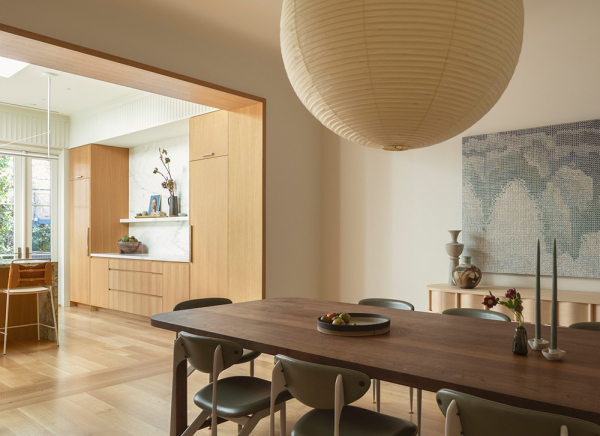 Современная лёгкость в интерьерах исторического таунхауса в бруклине Современная лёгкость в интерьерах исторического таунхауса в бруклине