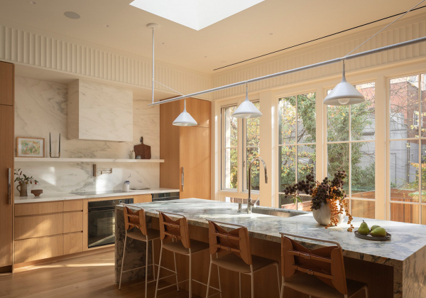 Современная лёгкость в интерьерах исторического таунхауса в бруклине Современная лёгкость в интерьерах исторического таунхауса в бруклине