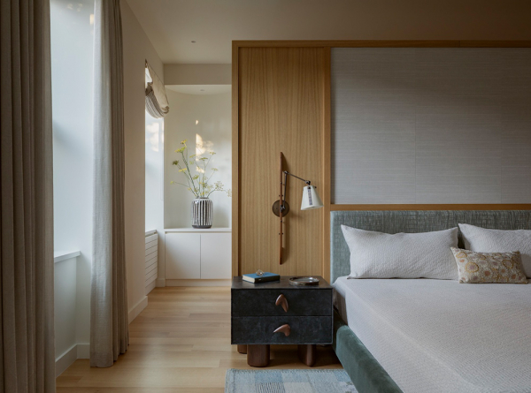 Современная лёгкость в интерьерах исторического таунхауса в бруклине Современная лёгкость в интерьерах исторического таунхауса в бруклине