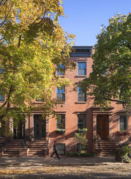 Современная лёгкость в интерьерах исторического таунхауса в бруклине Современная лёгкость в интерьерах исторического таунхауса в бруклине