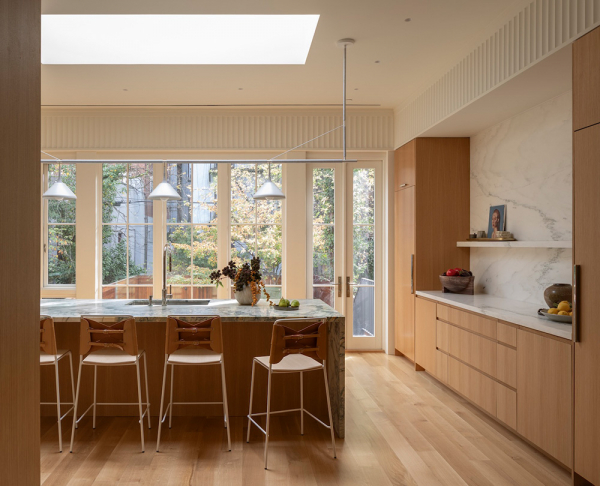 Современная лёгкость в интерьерах исторического таунхауса в бруклине Современная лёгкость в интерьерах исторического таунхауса в бруклине