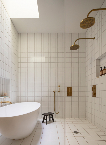 Современная лёгкость в интерьерах исторического таунхауса в бруклине Современная лёгкость в интерьерах исторического таунхауса в бруклине