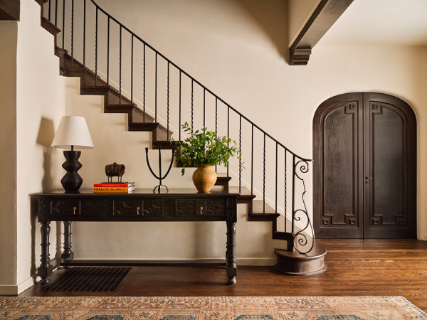 Современный взгляд на виллу в стиле испанского возрождения в калифорнии Современный взгляд на виллу в стиле испанского возрождения в калифорнии