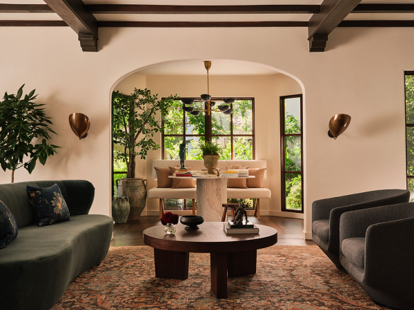 Современный взгляд на виллу в стиле испанского возрождения в калифорнии Современный взгляд на виллу в стиле испанского возрождения в калифорнии