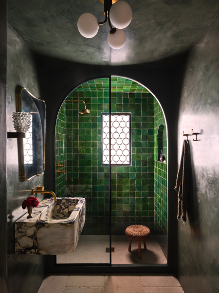 Современный взгляд на виллу в стиле испанского возрождения в калифорнии Современный взгляд на виллу в стиле испанского возрождения в калифорнии